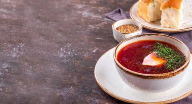 Ekşi kremalı ve ekşili Rus çorbası. Pancar çorbası. Boşluğu kopyala, üst görünüm