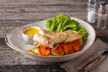 Halibut bifteği ve fırında sebze.