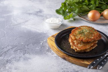 Kızartma tavasında patatesli gözleme. Boşluğu kopyala