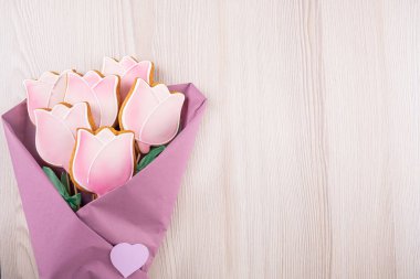  Lale şeklinde zencefilli kurabiye buketi. Metin uzayı