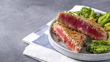 Brokoli ve yeşil bezelyeli kızarmış ton balığı. Metin uzayı