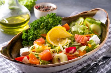 Taze sebze ve peynirli somon salatası. Diyet ve sağlıklı yiyecekler