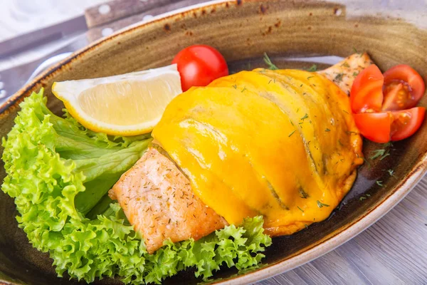 Sarı peynirli, limonlu ve kirazlı domatesli fırında somon filetosu..