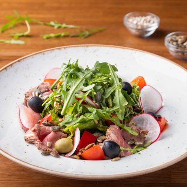 Füme biftek, sebze ve ayçiçekli salata.