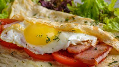 Yumurtalı omlet, pastırma ve domates. Kahvaltı konsepti. Makro görünüm