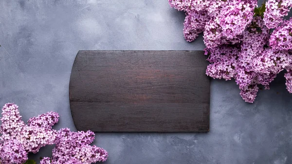 Lila Bloemen Houten Plank Kader Voor Tekst Zomertijd Bovenaanzicht — Stockfoto