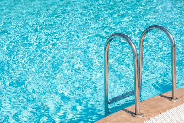 Geländer Treppe Hinunter Zum Pool Schwimmbadeintritt — Stockfoto