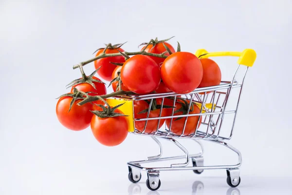 Tomates Cereja Pequeno Carrinho Isolado Branco — Fotografia de Stock