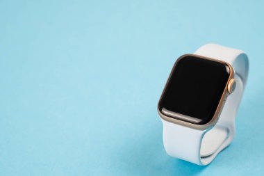 Minsk, Belarus - 09 Nisan 2021: Arkaplanda mavi kayışlı Apple Watch. Boşluğu kopyala