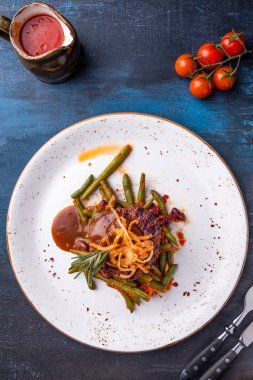 Izgara biftek, kuşkonmaz ve haricot. Üst görünüm