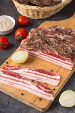 Ahşap tahtada baharatlı tuzlu pastırma. Domuz yağlı çiğ et..