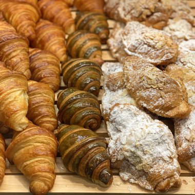 Kafe penceresinde taze kruvasanlar var.