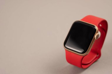 Minsk, Belarus - 12 Nisan 2021: kırmızı silikon kayışlı Apple Watch. Boşluğu kopyala