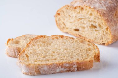 Beyaz arkaplanda Ciabatta ekmeği