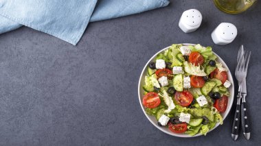 Sebze salatası tabakta. Yunan salatası. Üst görünüm, alanı kopyala