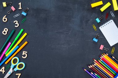 Koyu arkaplan üzerine okul malzemeleri ve metin çerçevesi. Üst görünüm