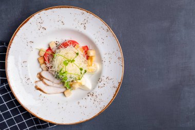 Tavuklu salata, domates, yumurta, peynir ve kızarmış ekmek. Cesar salatası. Üst görünüm, metin alanı