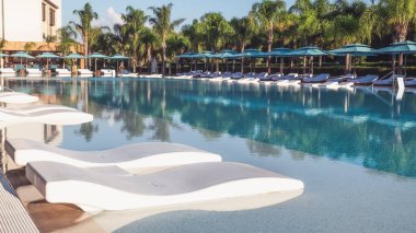 Havuzda boş güneşlik. Boşluğu kopyala