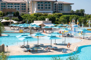 Kemer, Türkiye - 23 Mayıs 2021: Yüzme havuzunun yanındaki güneş pansiyonları 