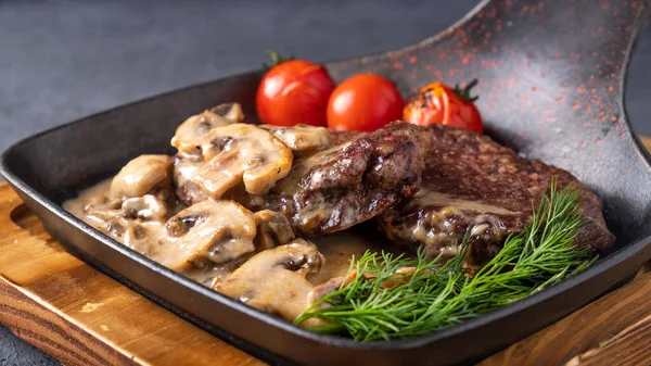 Domates ve mantar soslu et madalyonları.