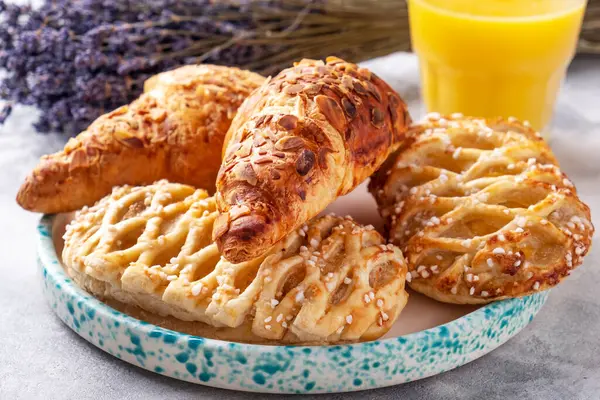 Différents Petits Pains Cuits Sur Une Assiette Petit Déjeuner Matin — Photo