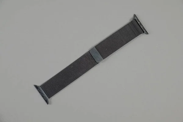 白俄罗斯明斯克 2021年4月14日 灰色背景的黑金属苹果手表带子 — 图库照片