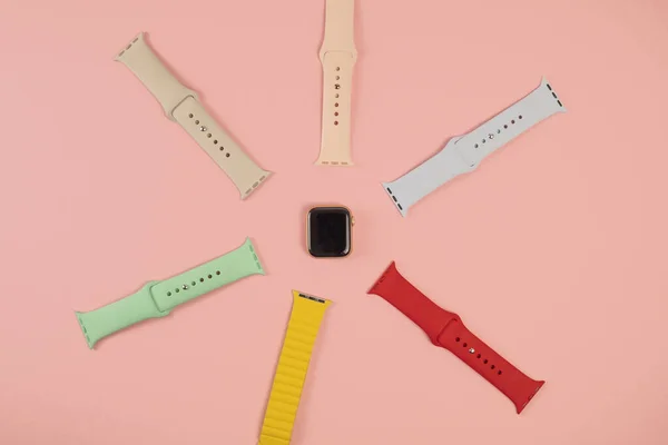 Minsk, Belarus - 21 Nisan 2021: Farklı Apple Watch silikon kayışlar.  