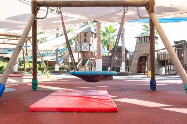 Çocuk parkında boş çocuk salıncağı