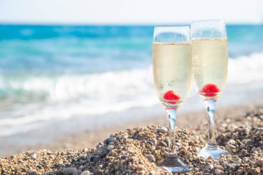 Denizde şampanya kadehleri. Boşluğu kopyala