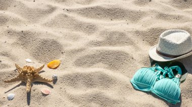 Mayolu, şapkalı, deniz kabuklu ve kumdaki deniz yıldızlı yaz arkaplanı. Metin uzayı