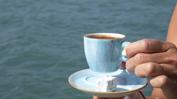 Kvinnan Dricker Kaffe Nära Havet Sommarkoncept Kopiera Utrymme — Stockfoto