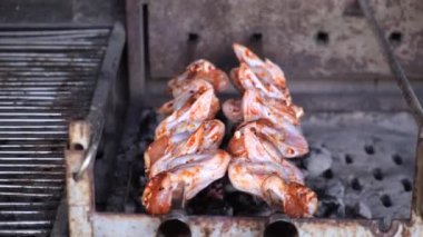 Kız popo oyuncağıyla oynuyor. Popüler silikon oyuncak