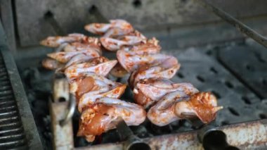 Barbekü tavuk kanadı. Kızarmış tavuk kanadı.