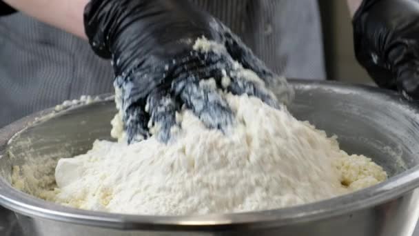Μαγειρέψτε Χέρια Μαύρα Γάντια Αναμιγνύει Τυρί Cottage Αλεύρι Παραγωγή Ζύμης — Αρχείο Βίντεο