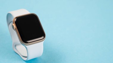 Minsk, Belarus - 29 Temmuz 2021: Mavi arka planda Apple Watch. Kopyala cpace