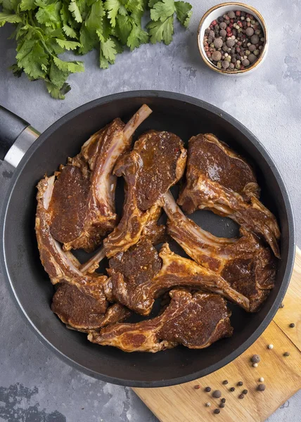 Carne Cordeiro Marinada Crua Uma Panela Ato Fritar Carne Pronta — Fotografia de Stock