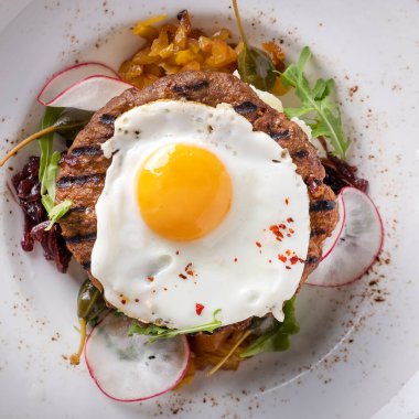 Biftek ve kızarmış yumurta. Üst görünüm, yakın plan