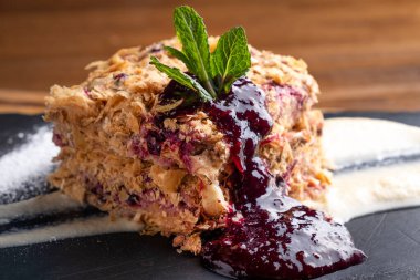 Soslu Napolyon keki. Yakın çekim.