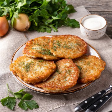 Patatesli gözleme tabakta. 