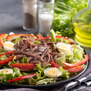 Taze sebzeli sığır dili salatası. Yakın çekim.