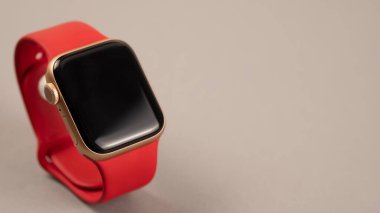 Minsk, Belarus - 15 Ağustos 2021: mavi spor çantalı Apple Watch. Kopyala cpace