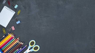 Koyu arkaplandaki okul malzemelerinin üst görüntüsü. Üst görünüm, metin için boşluk