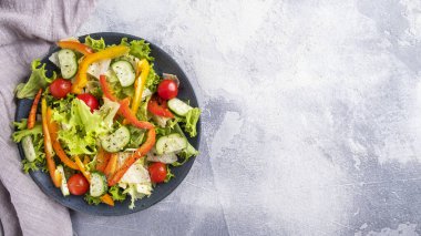 Taze sebzeli sağlıklı salata. Üst görünüm, metin için boşluk