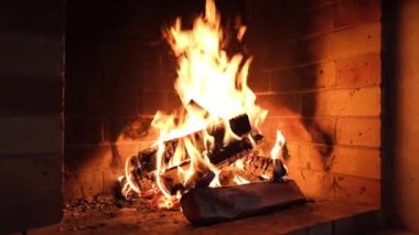 Şöminede yanan odun. 
