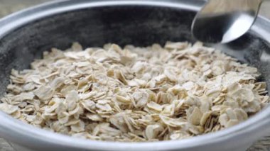 Bir kasede yulaf ezmesi. Yakın çekim.