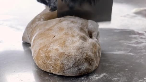 Kucharz Krojący Ciasto Dla Pieczenia Chleba — Wideo stockowe