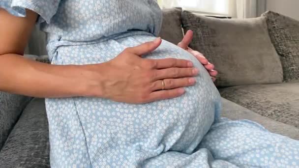 Zwangere Vrouw Die Haar Buik Strelt Begrip Bevalling — Stockvideo