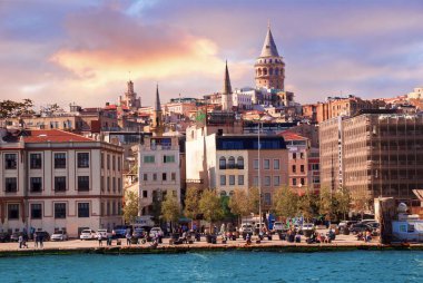 İSTANBUL, TURKEY - 09 07 2020: İstanbul, Türkiye 'de Golden Horn' da muhteşem günbatımı bulutları görülen Karakoy İlçesi, Galata Kulesi