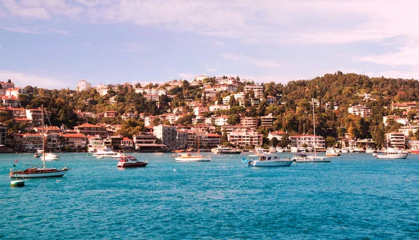 Kilátás a tengerre a Bosporus-szorosban csónakokkal és hajókkal a Bebek környék dombos lakótömbjei előtt a Cevdet Pasa utca mögött, Isztambul Besiktas kerületében — Stock Fotó