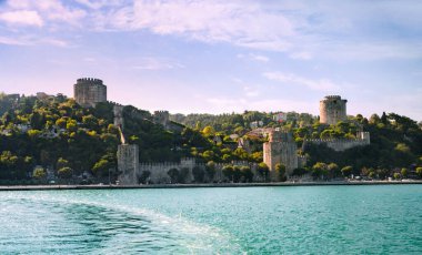 İstanbul 'daki Rumeli Hisari kalesi ile birlikte Boğaziçi Boğazı' nda güneşli bir gün manzarası. Rumeli Hisar, Fatih Sultan Mehmet 'in 15. yüzyılda inşa ettiği bir tepe.
